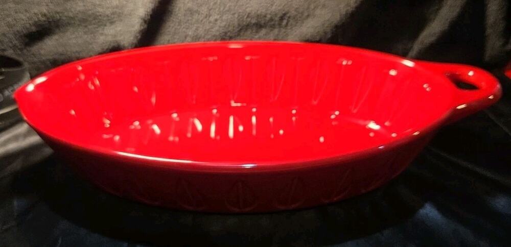 Mad Hungry 2.9 Qt Lip & Loop Red Casserole Dish